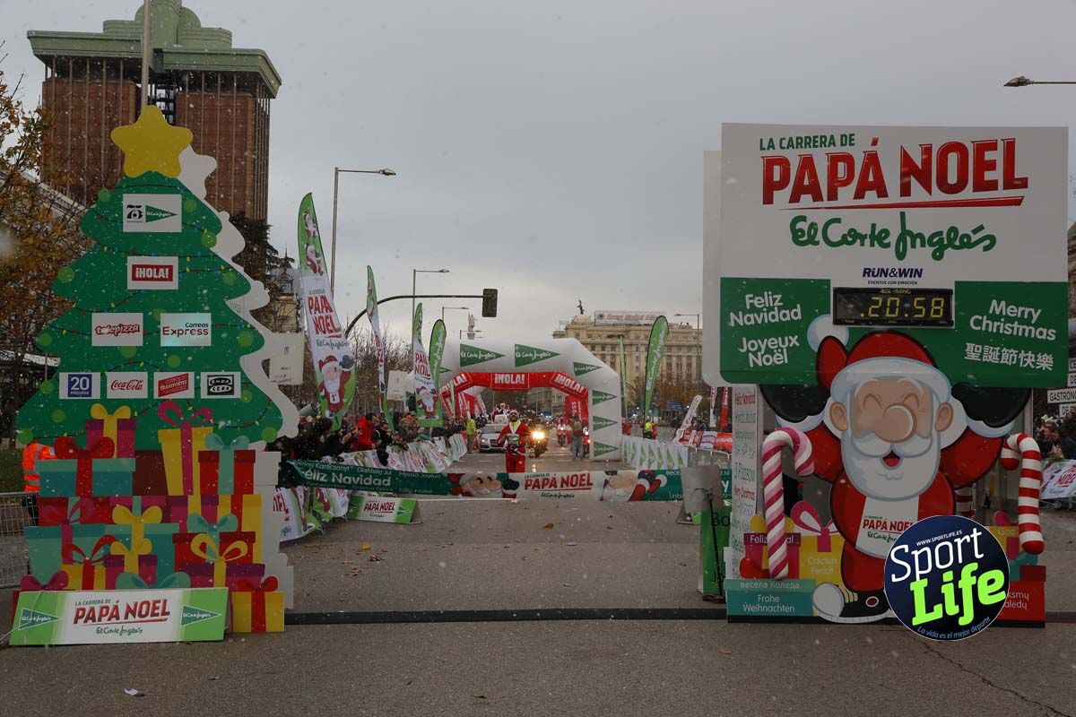El ambiente de la Carrera de Papá Noel en Madrid