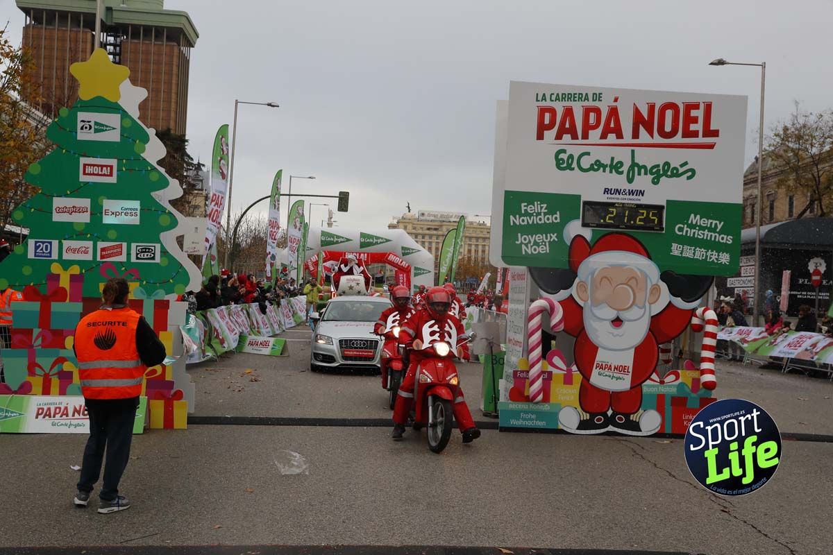 El ambiente de la Carrera de Papá Noel en Madrid