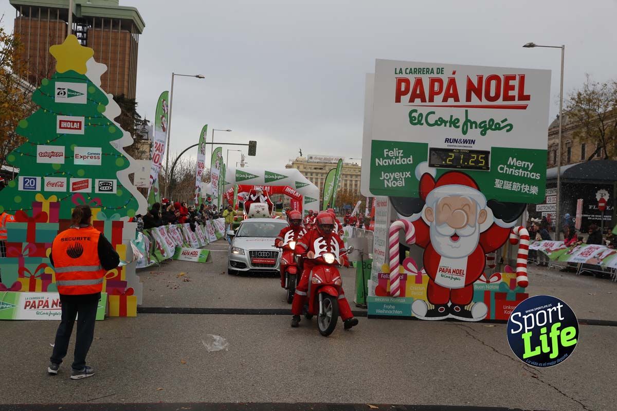 El ambiente de la Carrera de Papá Noel en Madrid