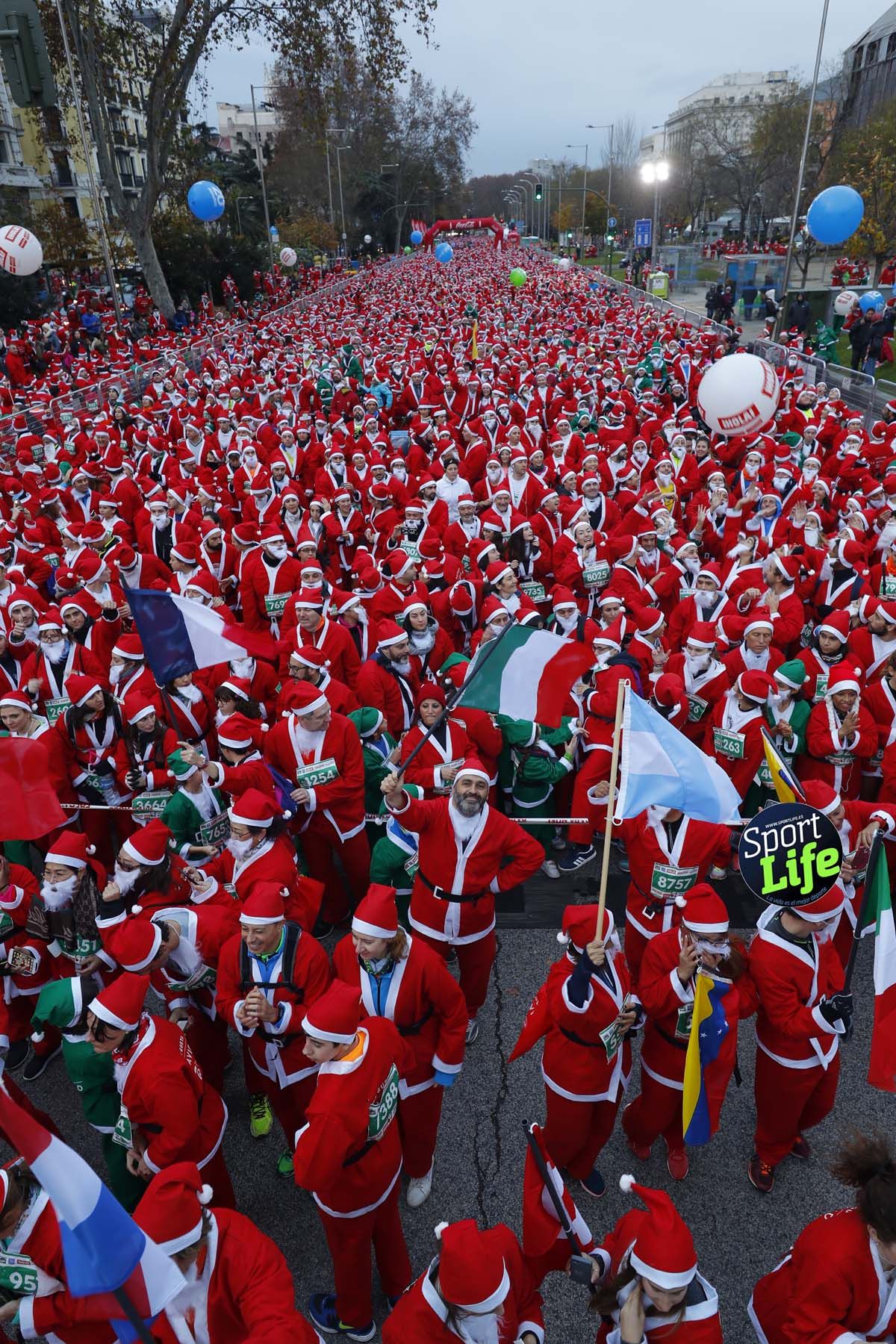El ambiente de la Carrera de Papá Noel en Madrid