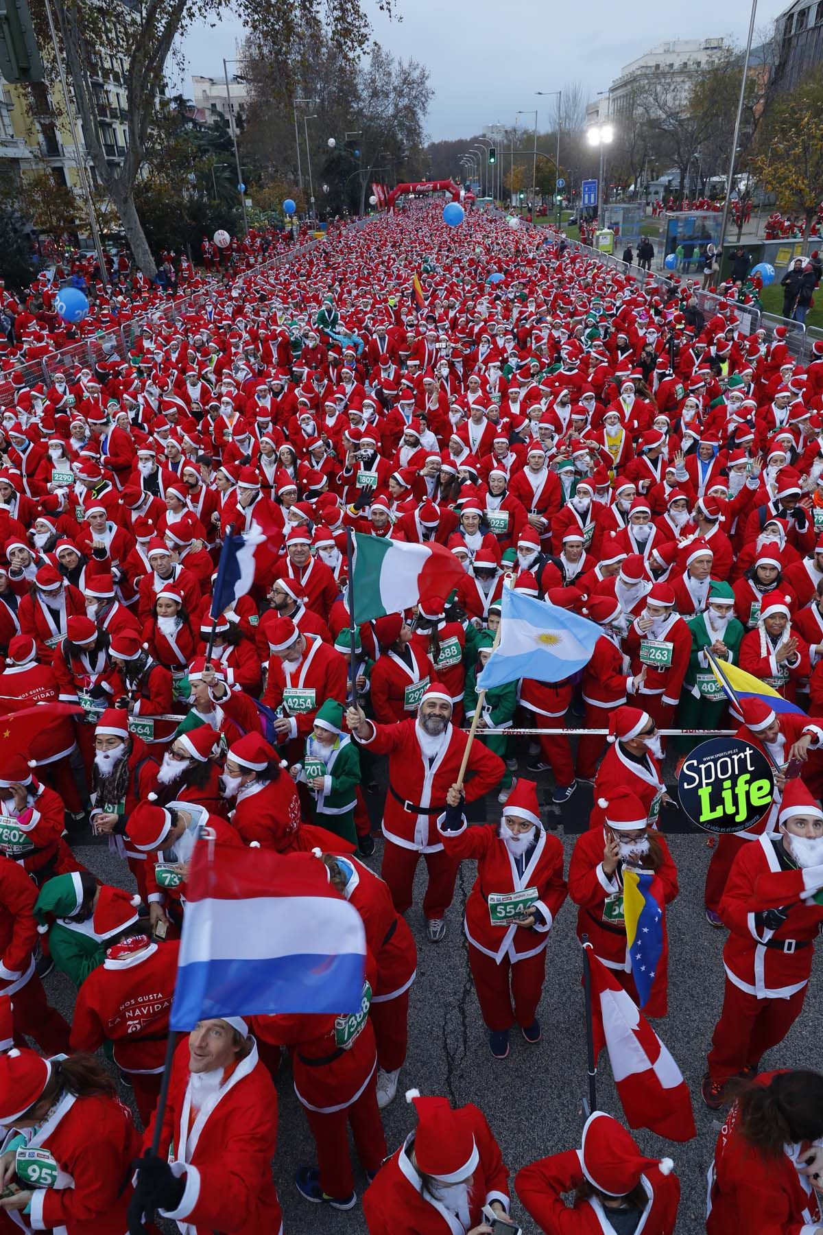 El ambiente de la Carrera de Papá Noel en Madrid