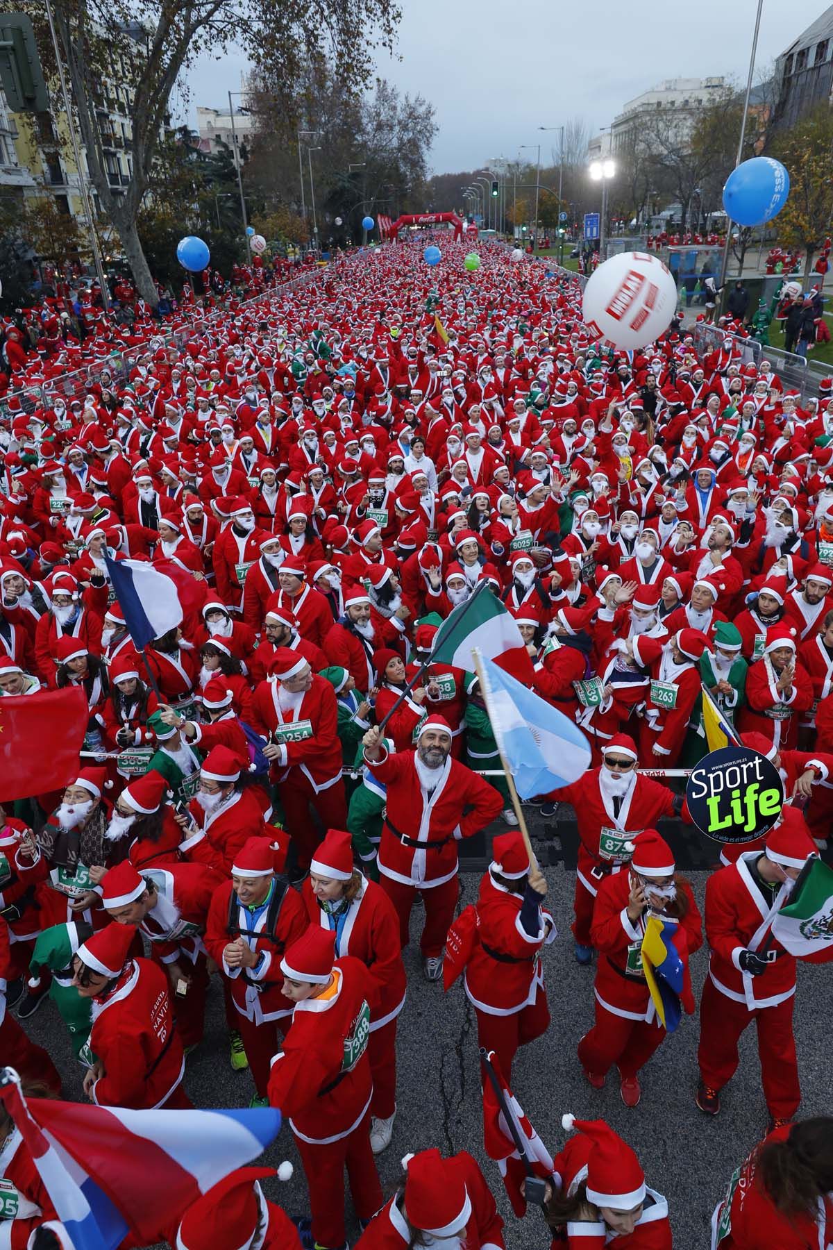 El ambiente de la Carrera de Papá Noel en Madrid
