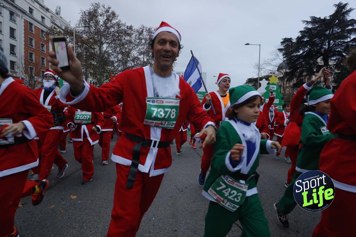 El ambiente de la Carrera de Papá Noel en Madrid
