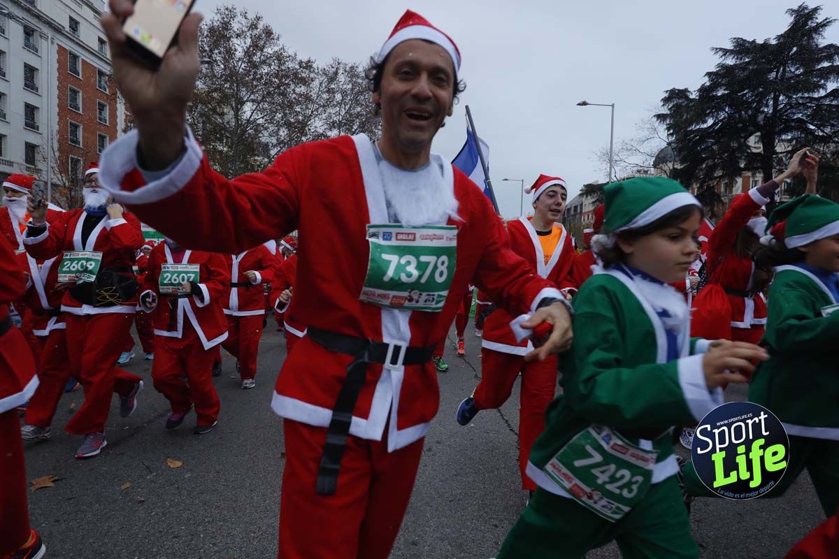 El ambiente de la Carrera de Papá Noel en Madrid