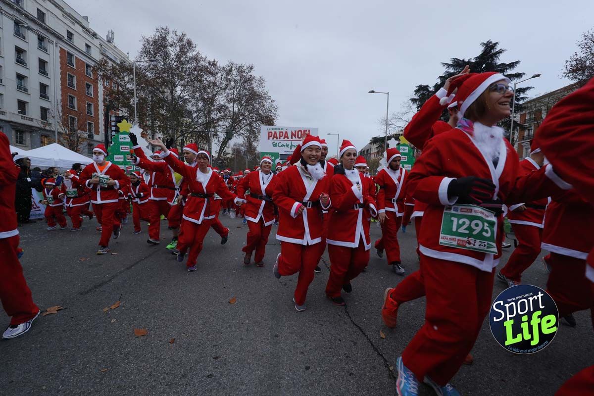 El ambiente de la Carrera de Papá Noel en Madrid