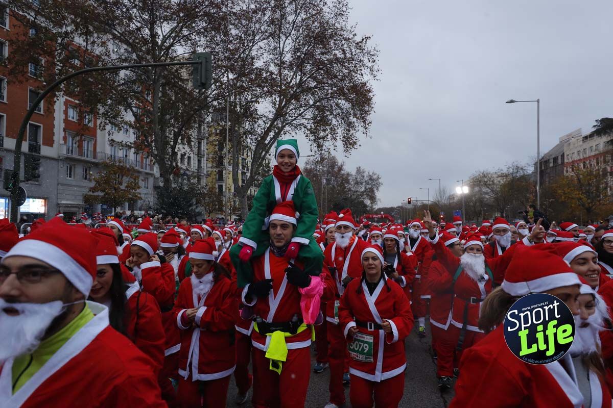 El ambiente de la Carrera de Papá Noel en Madrid