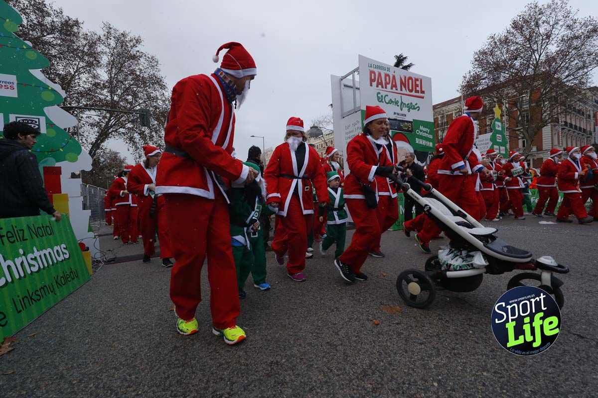 El ambiente de la Carrera de Papá Noel en Madrid