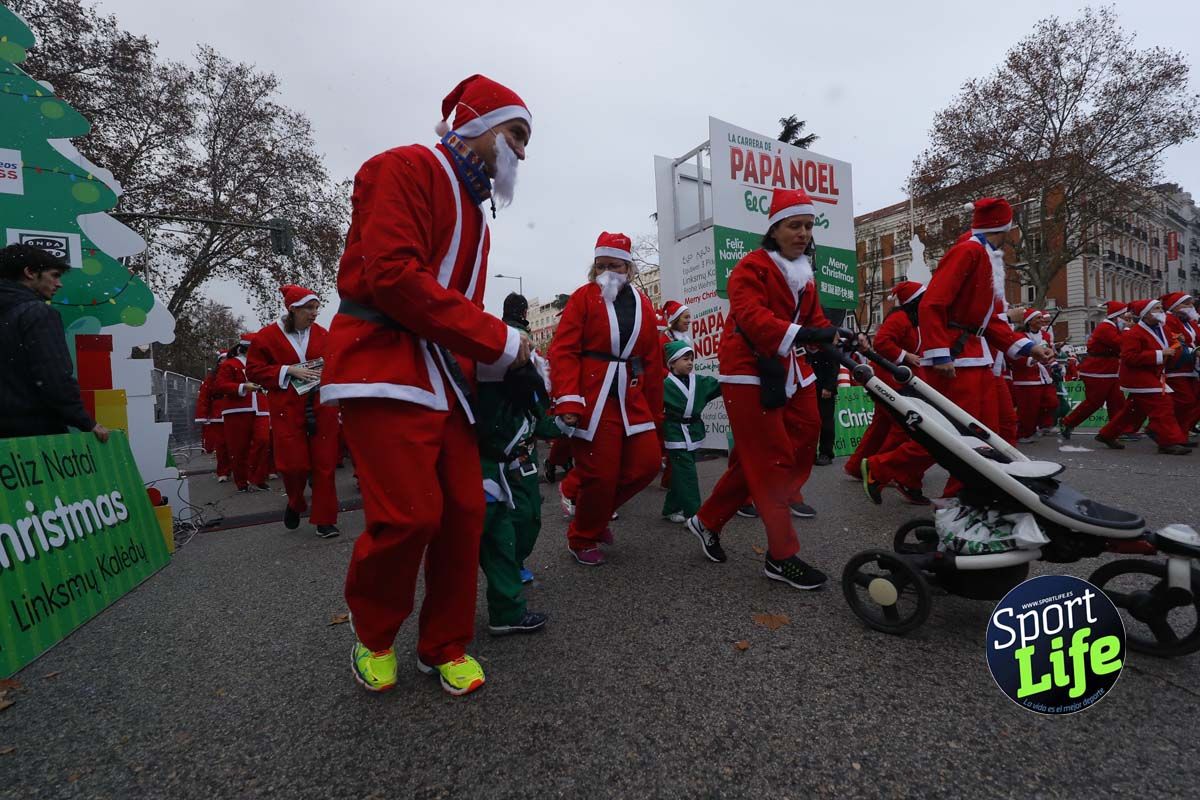 El ambiente de la Carrera de Papá Noel en Madrid