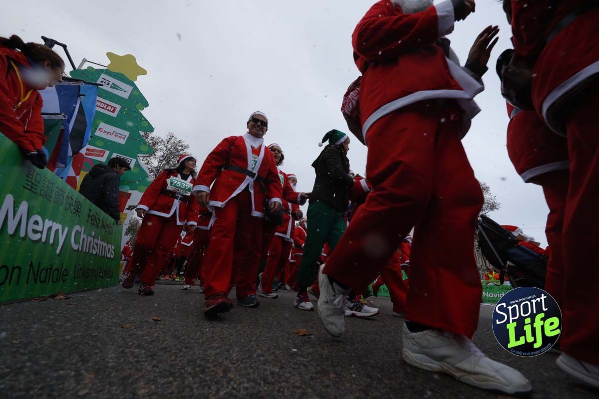 El ambiente de la Carrera de Papá Noel en Madrid