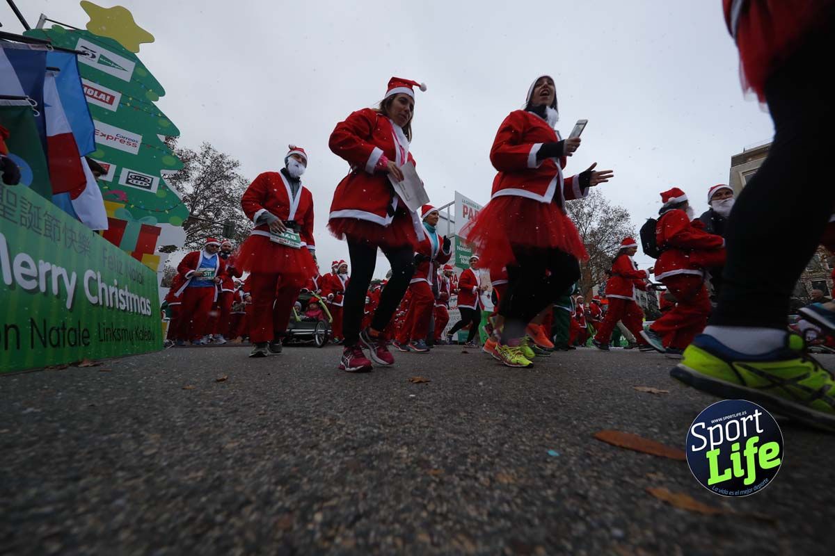 El ambiente de la Carrera de Papá Noel en Madrid