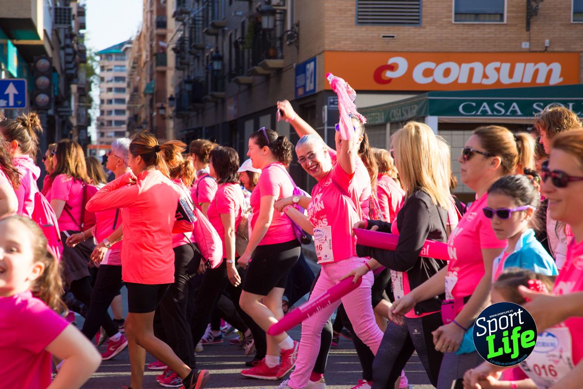 Las mejores fotos de ambiente durante la Carrera de la Mujer de Valencia