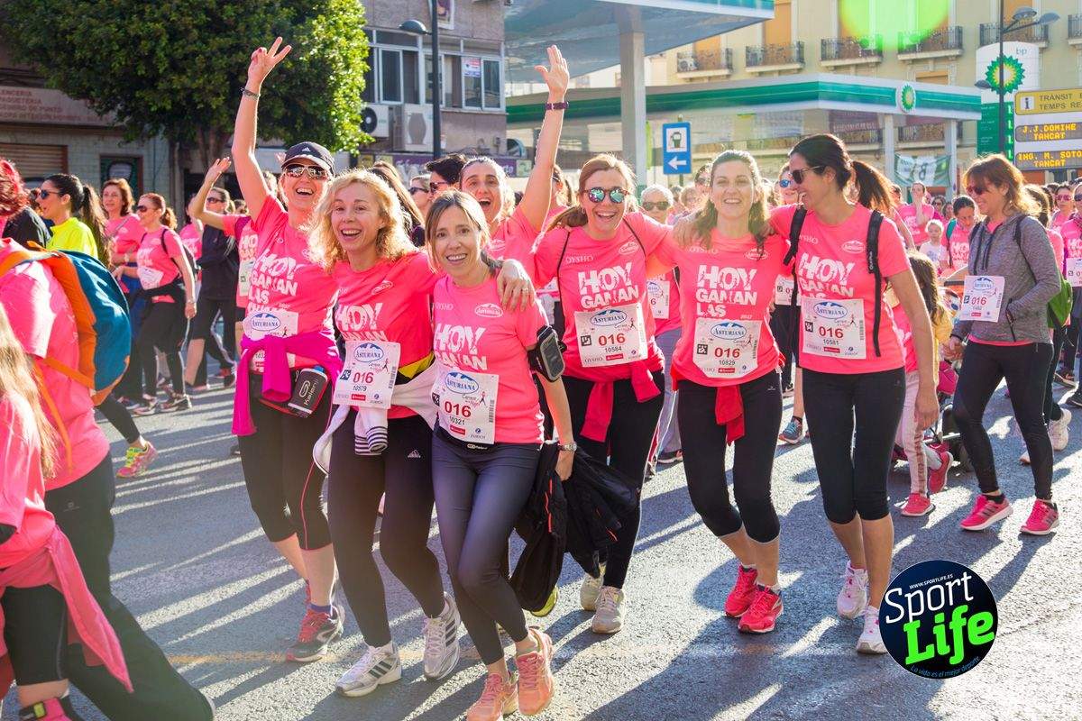 Las mejores fotos de ambiente durante la Carrera de la Mujer de Valencia