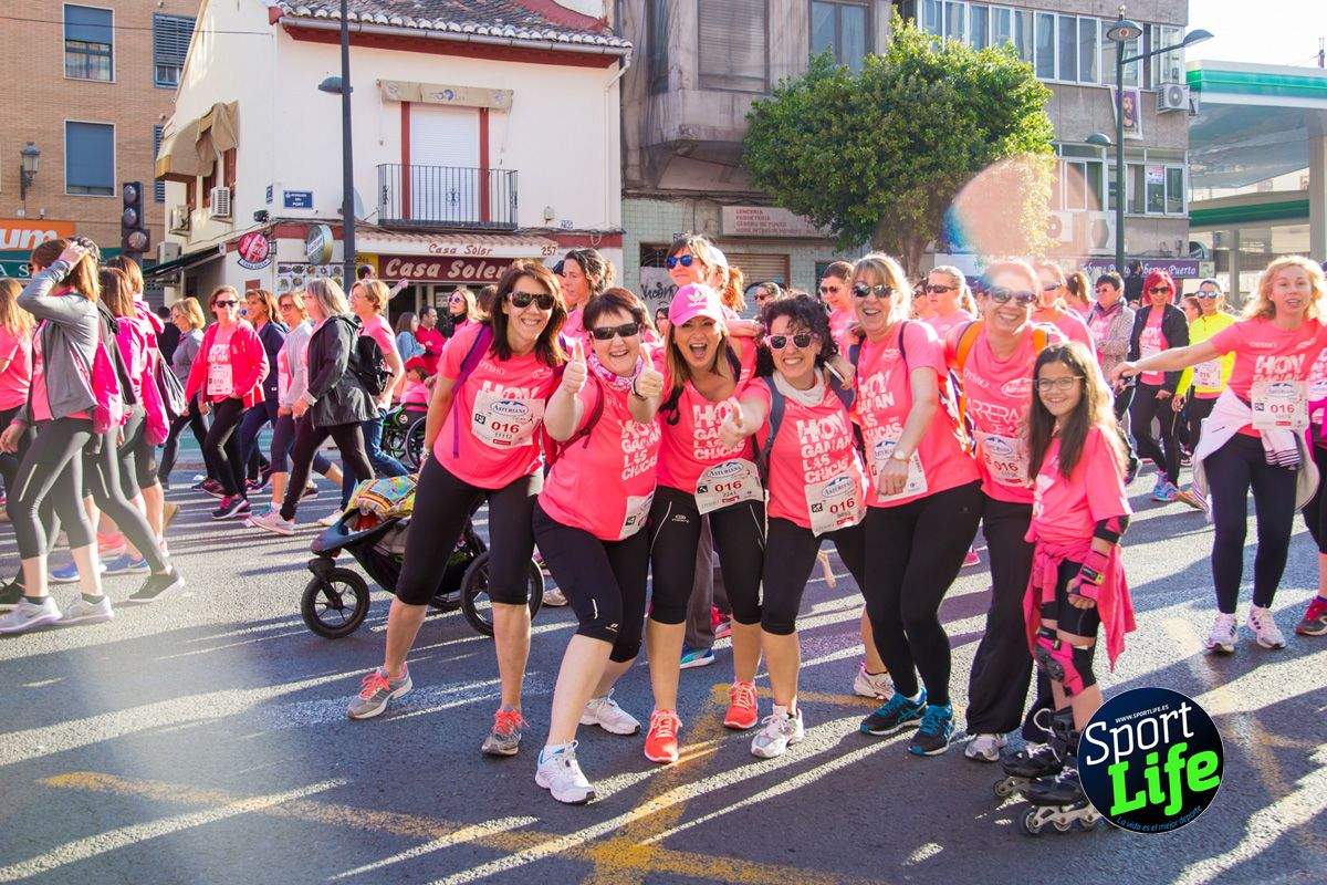 Las mejores fotos de ambiente durante la Carrera de la Mujer de Valencia
