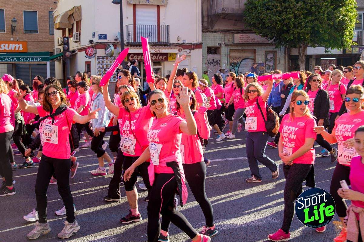 Las mejores fotos de ambiente durante la Carrera de la Mujer de Valencia