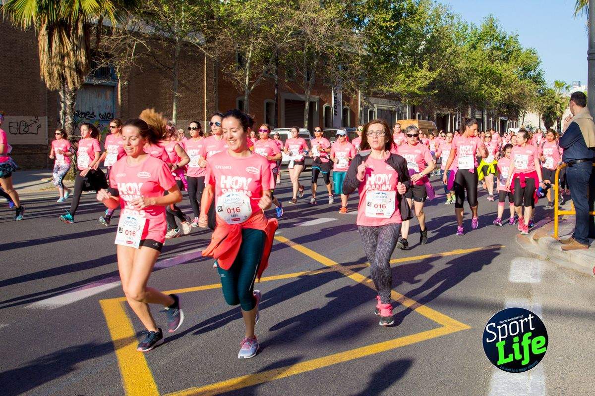 Las mejores fotos de ambiente durante la Carrera de la Mujer de Valencia