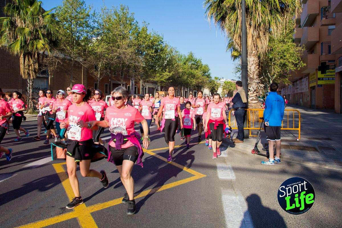 Las mejores fotos de ambiente durante la Carrera de la Mujer de Valencia