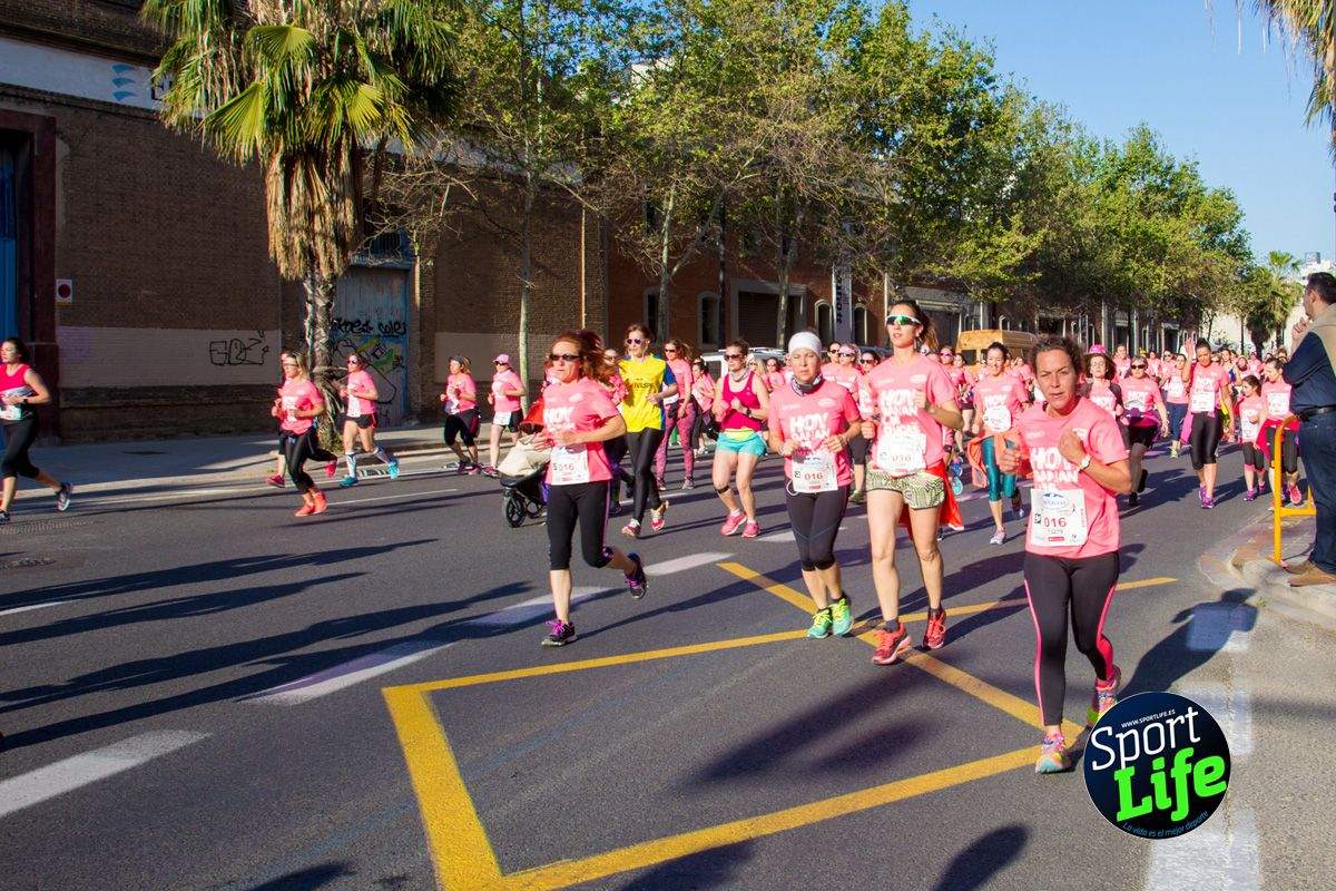 Las mejores fotos de ambiente durante la Carrera de la Mujer de Valencia