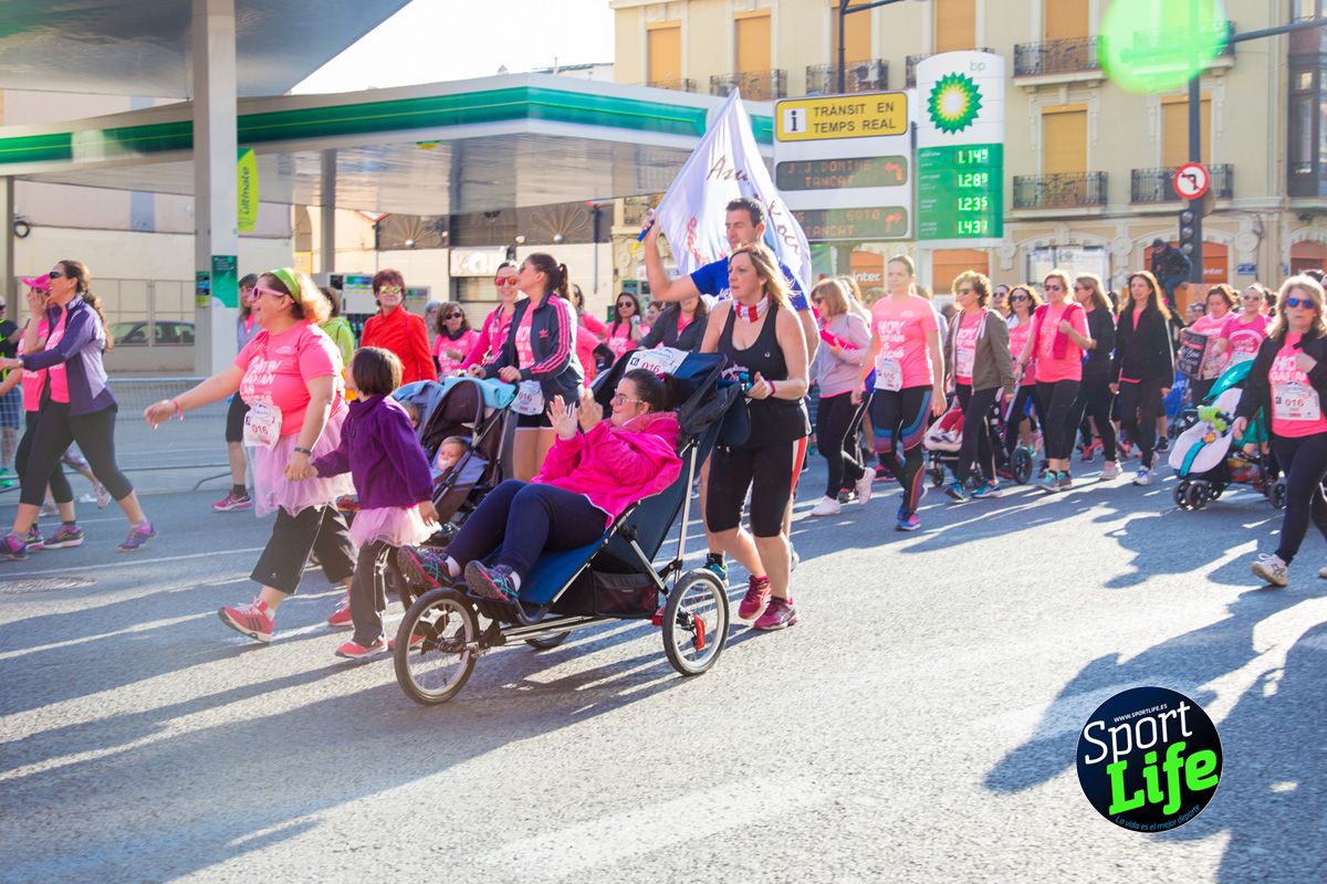 Las mejores fotos de ambiente durante la Carrera de la Mujer de Valencia