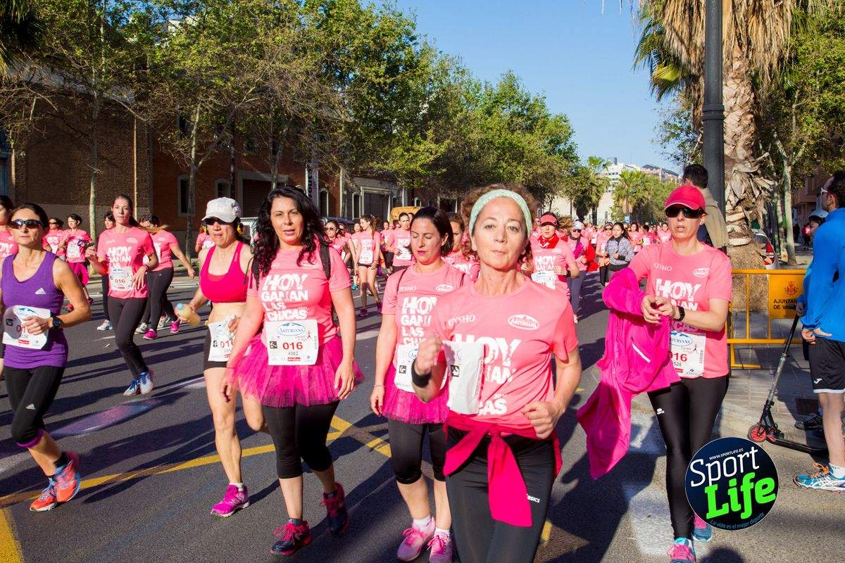 Las mejores fotos de ambiente durante la Carrera de la Mujer de Valencia