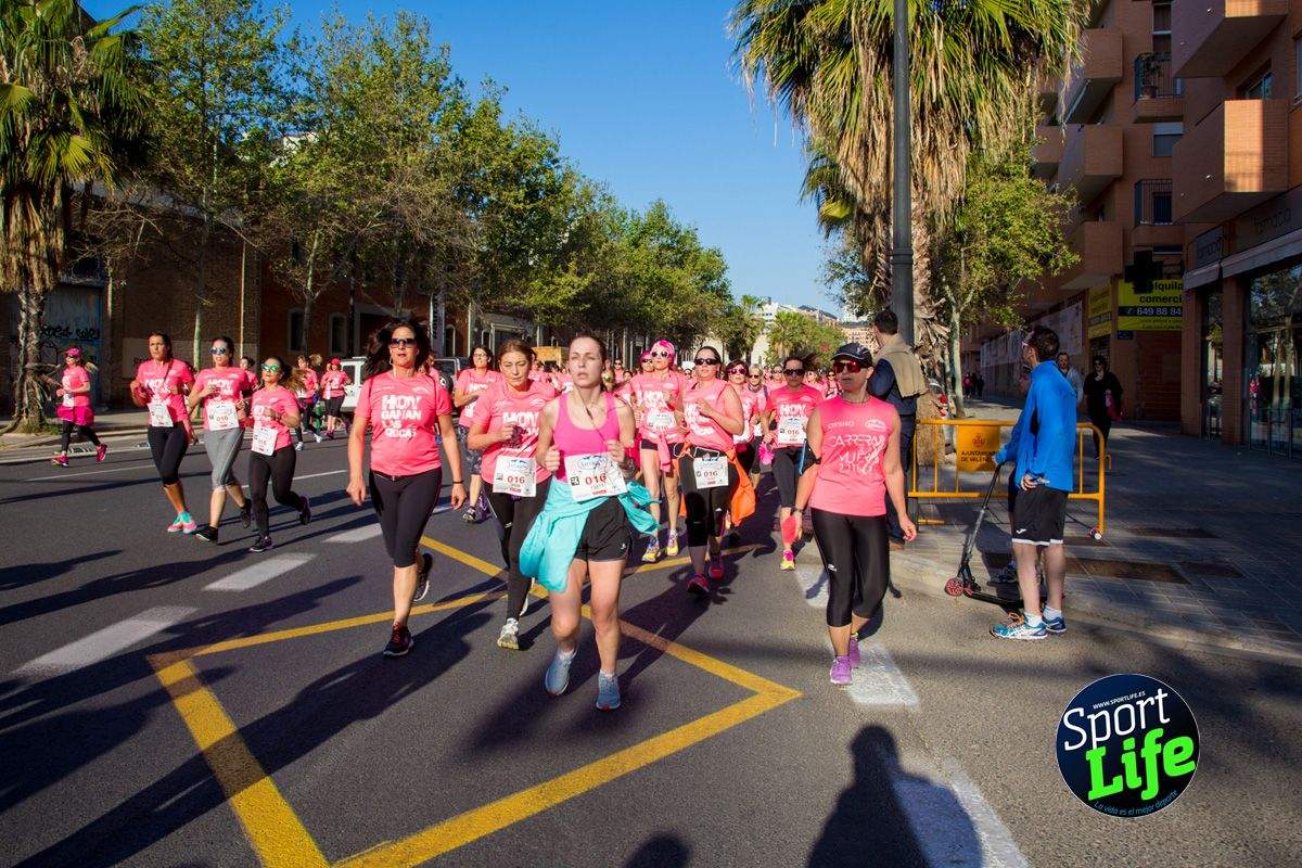 Las mejores fotos de ambiente durante la Carrera de la Mujer de Valencia