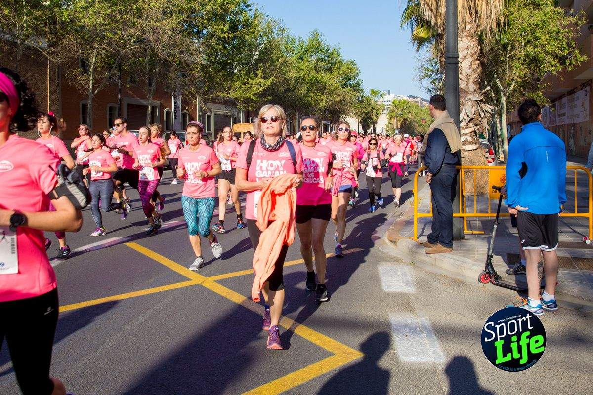 Las mejores fotos de ambiente durante la Carrera de la Mujer de Valencia