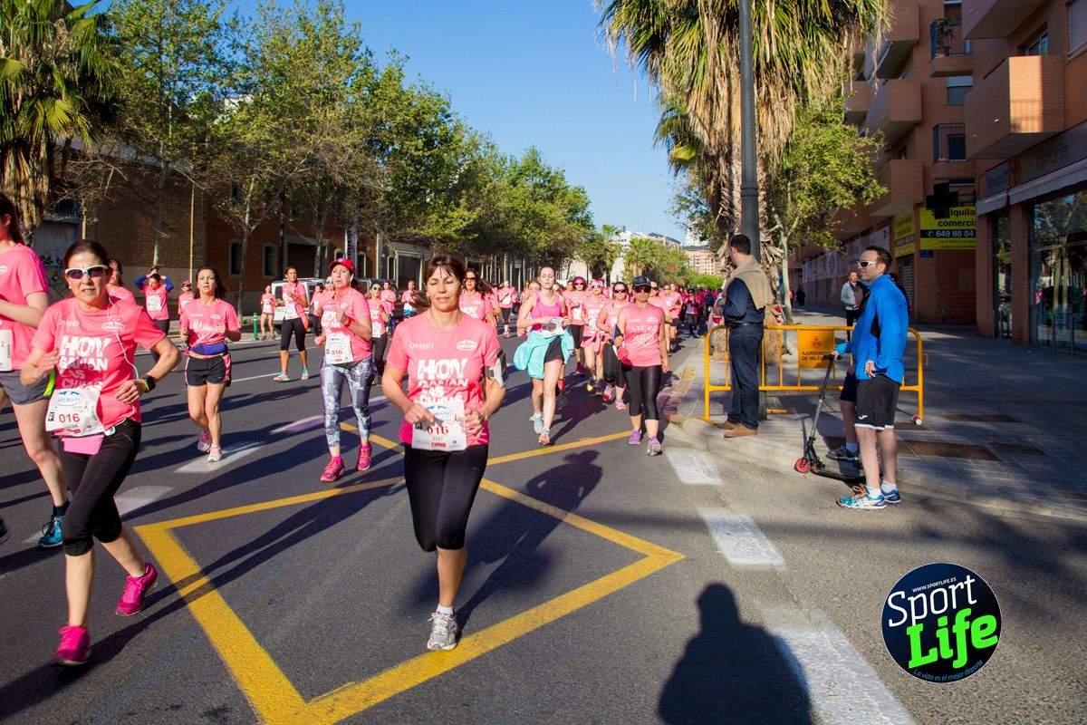 Las mejores fotos de ambiente durante la Carrera de la Mujer de Valencia