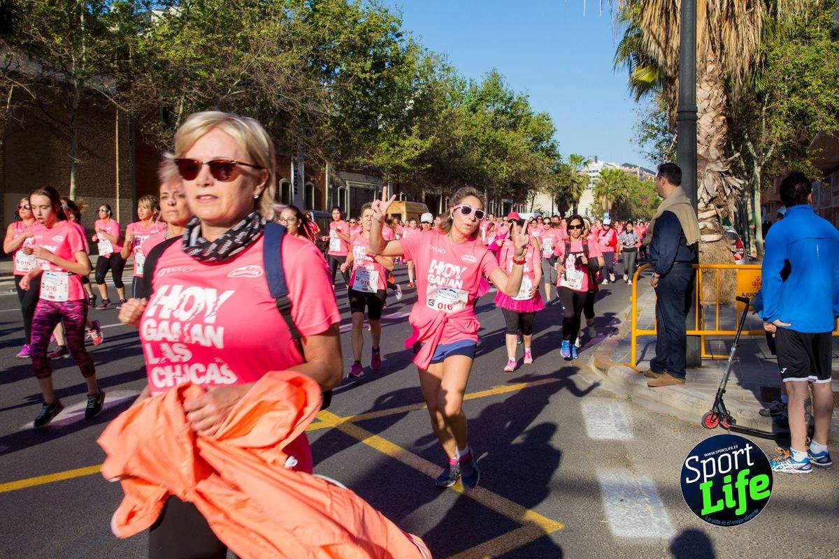 Las mejores fotos de ambiente durante la Carrera de la Mujer de Valencia