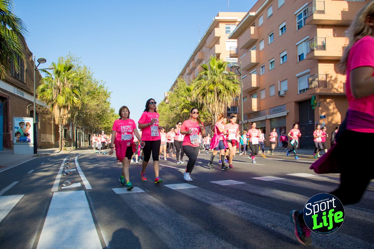 Las mejores fotos de ambiente durante la Carrera de la Mujer de Valencia