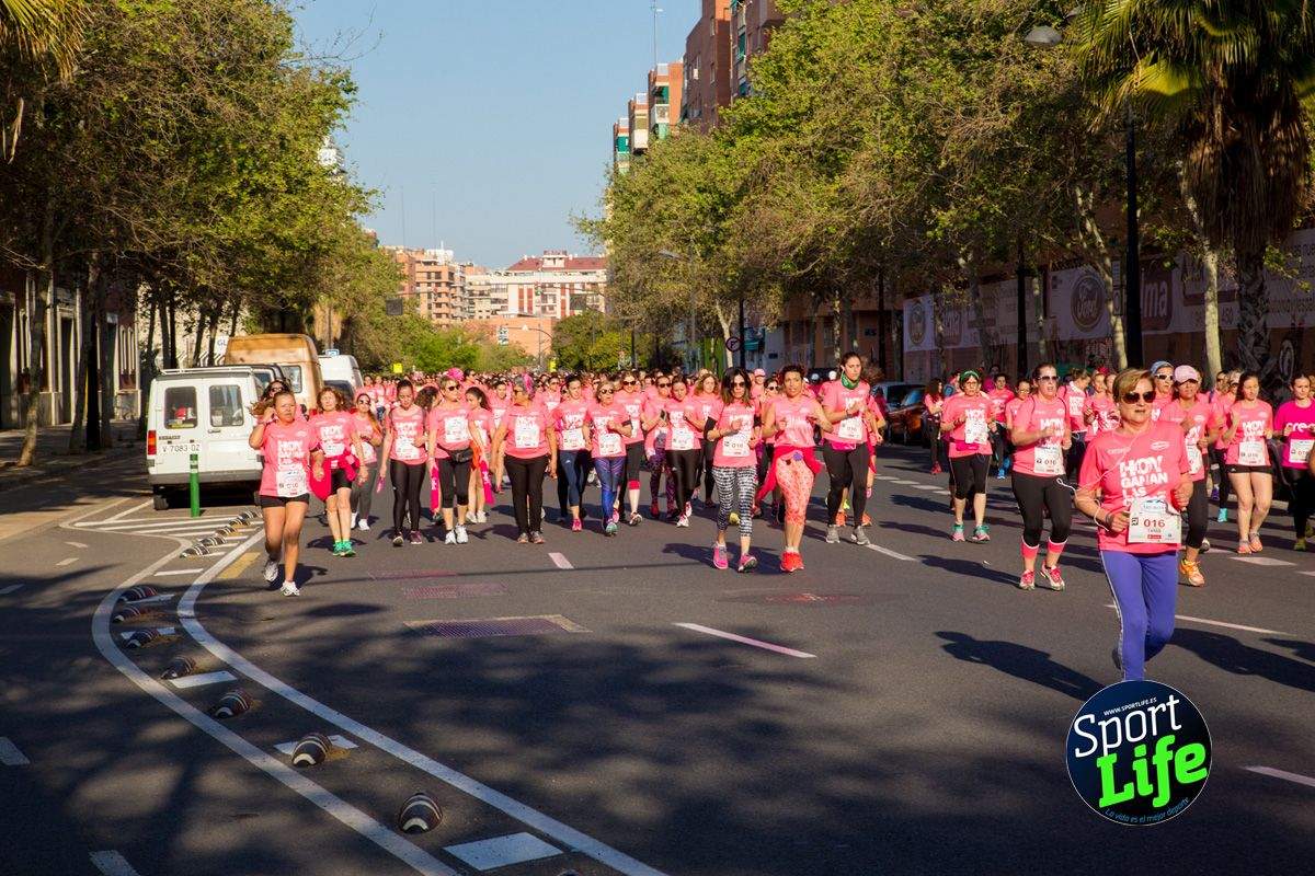 Las mejores fotos de ambiente durante la Carrera de la Mujer de Valencia