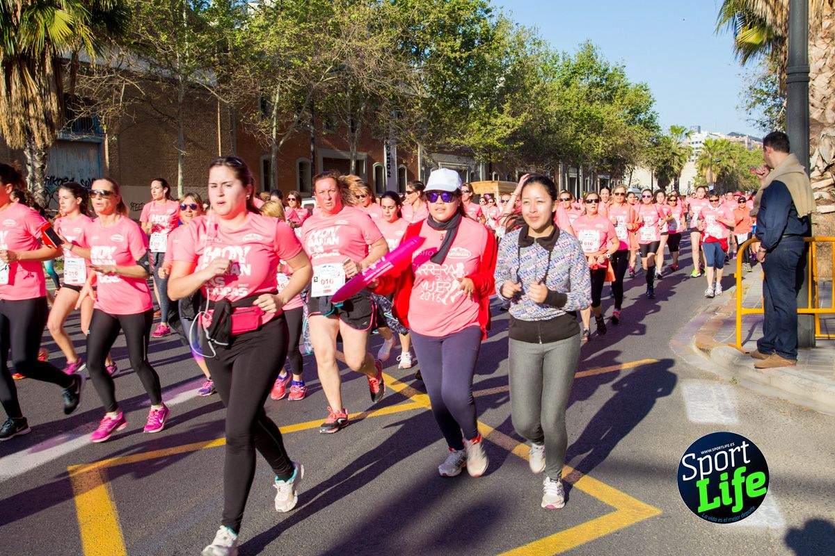 Las mejores fotos de ambiente durante la Carrera de la Mujer de Valencia