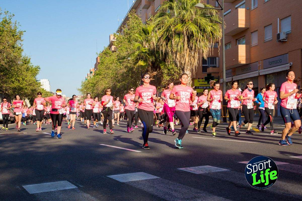 Las mejores fotos de ambiente durante la Carrera de la Mujer de Valencia