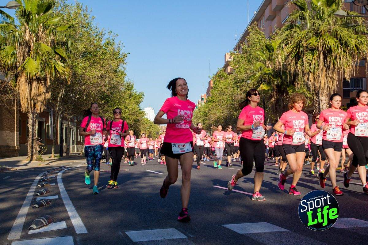 Las mejores fotos de ambiente durante la Carrera de la Mujer de Valencia