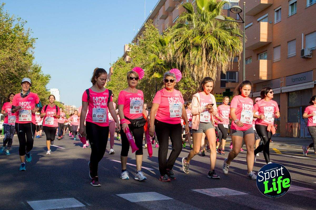 Las mejores fotos de ambiente durante la Carrera de la Mujer de Valencia