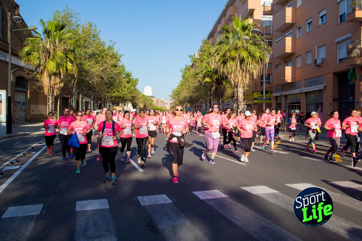 Las mejores fotos de ambiente durante la Carrera de la Mujer de Valencia