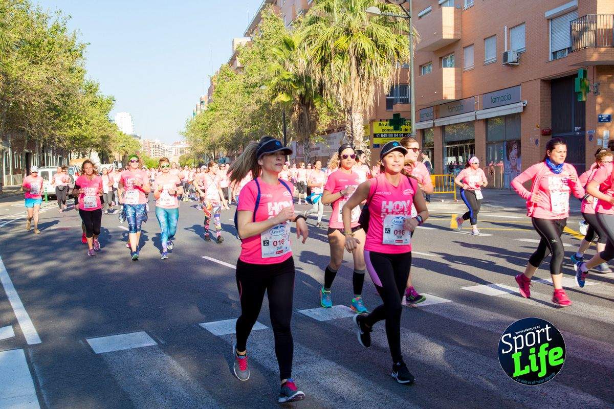Las mejores fotos de ambiente durante la Carrera de la Mujer de Valencia
