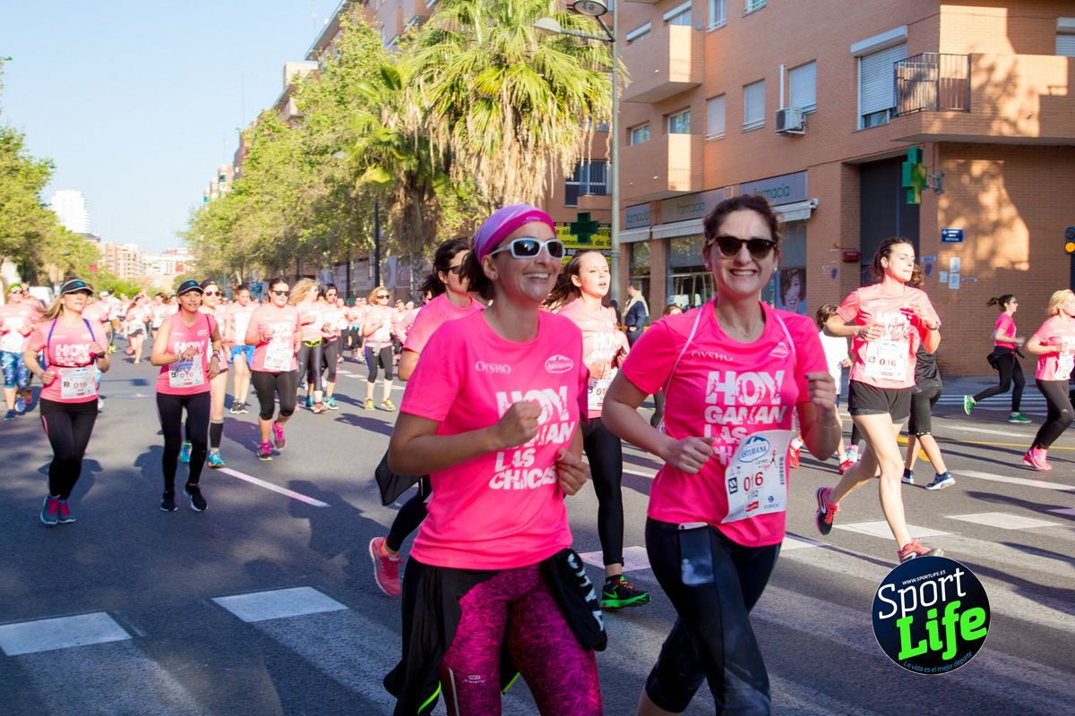 Las mejores fotos de ambiente durante la Carrera de la Mujer de Valencia