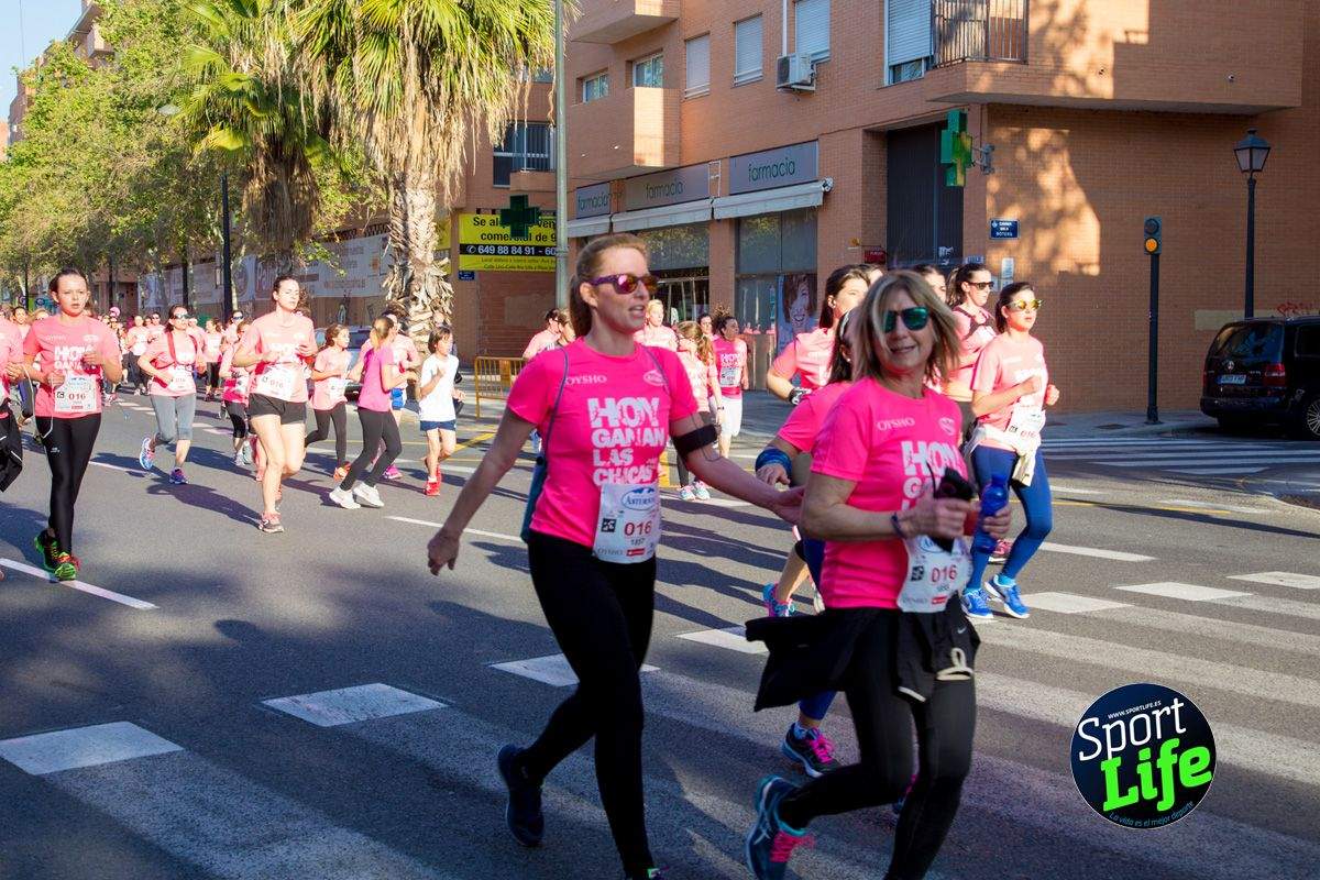Las mejores fotos de ambiente durante la Carrera de la Mujer de Valencia