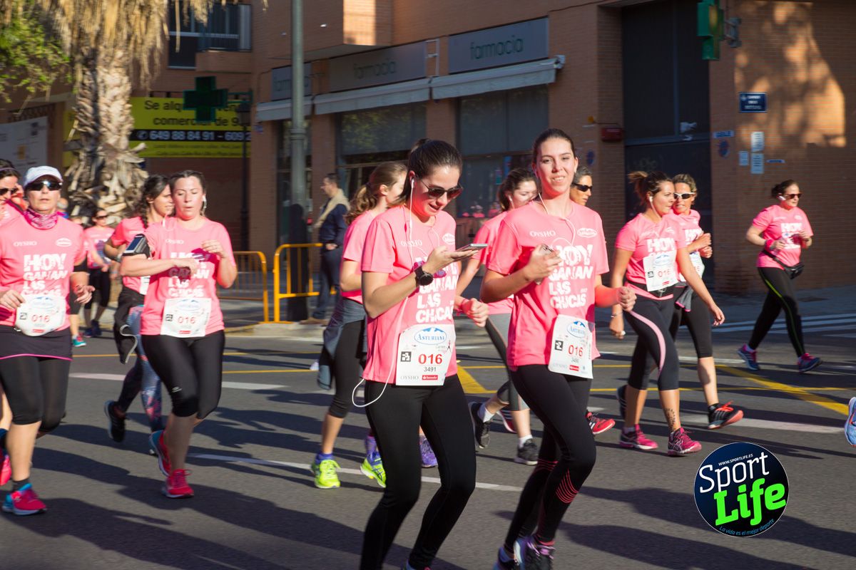 Las mejores fotos de ambiente durante la Carrera de la Mujer de Valencia