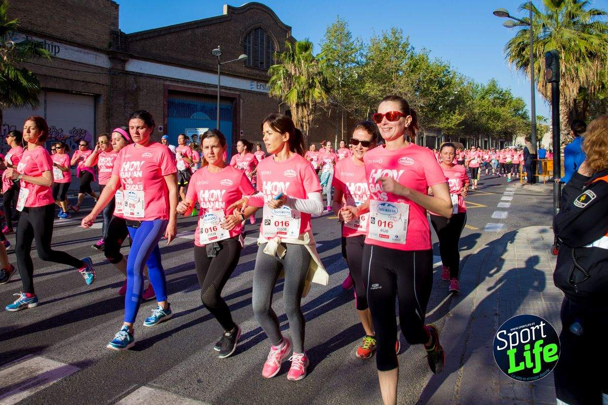 Las mejores fotos de ambiente durante la Carrera de la Mujer de Valencia