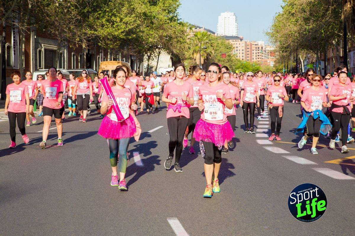 Las mejores fotos de ambiente durante la Carrera de la Mujer de Valencia