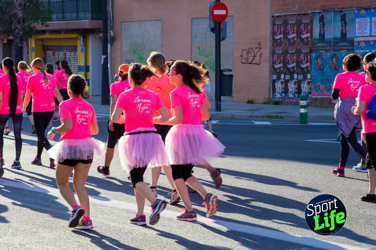 Las mejores fotos de ambiente durante la Carrera de la Mujer de Valencia