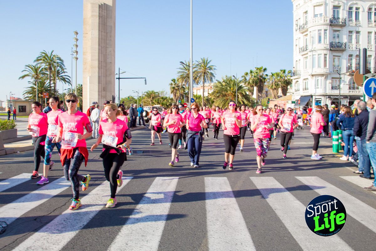 Las mejores fotos de ambiente durante la Carrera de la Mujer de Valencia
