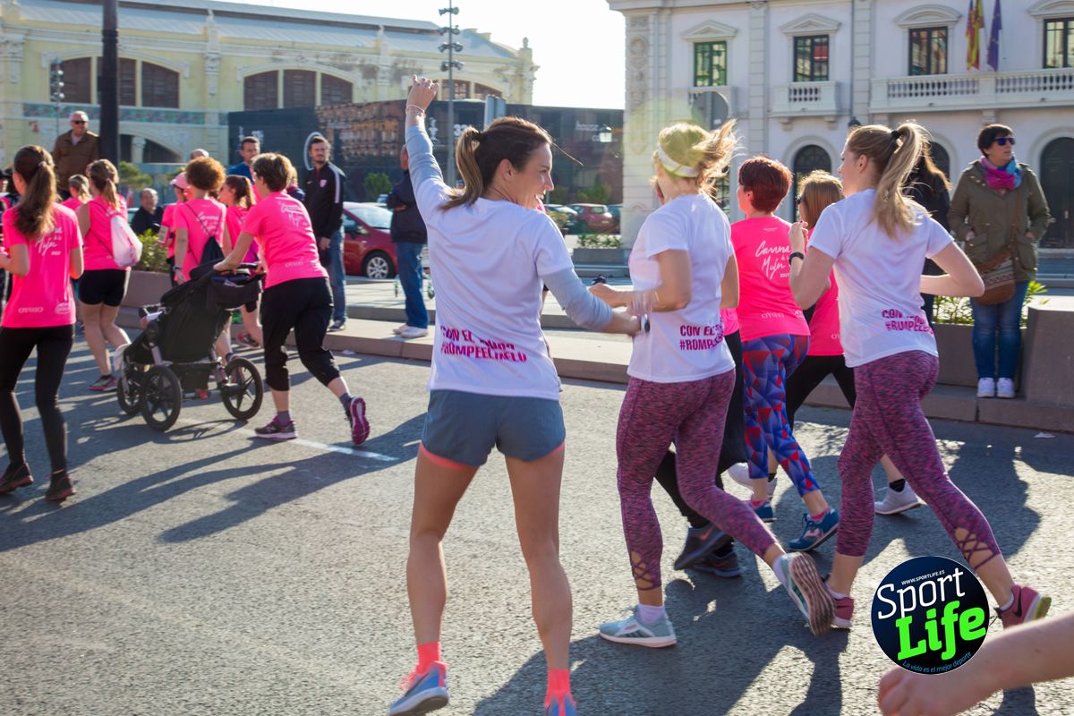 Las mejores fotos de ambiente durante la Carrera de la Mujer de Valencia