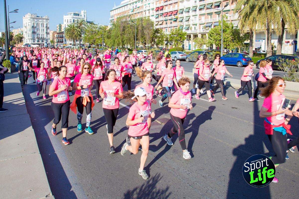 Las mejores fotos de ambiente durante la Carrera de la Mujer de Valencia