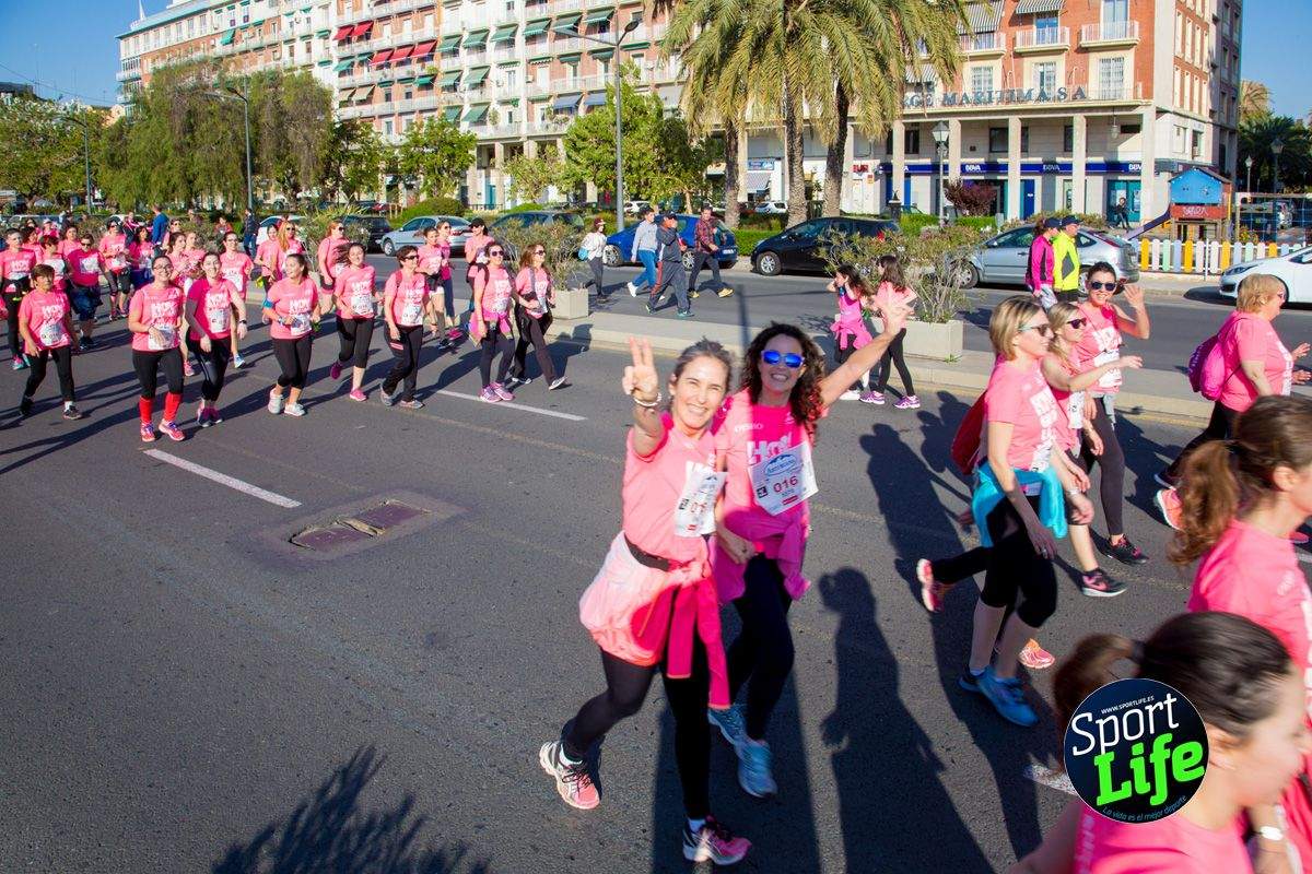 Las mejores fotos de ambiente durante la Carrera de la Mujer de Valencia