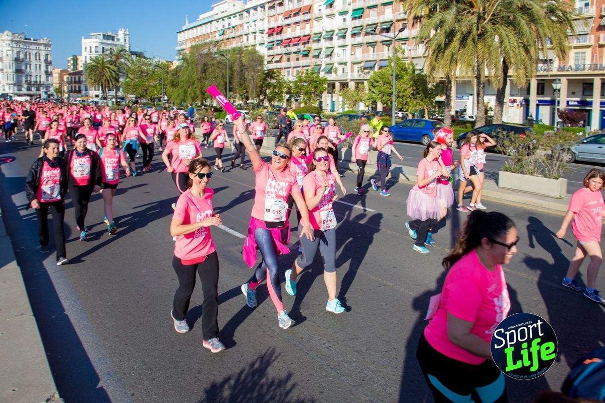 Las mejores fotos de ambiente durante la Carrera de la Mujer de Valencia