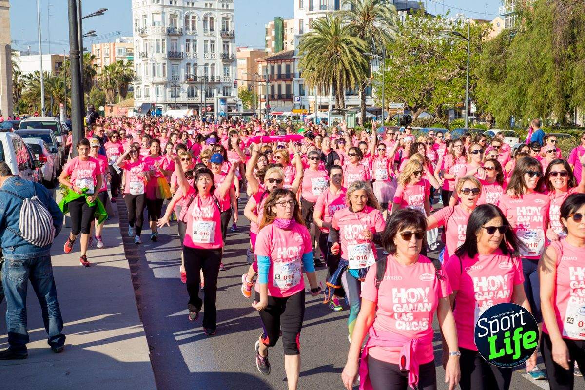 Las mejores fotos de ambiente durante la Carrera de la Mujer de Valencia