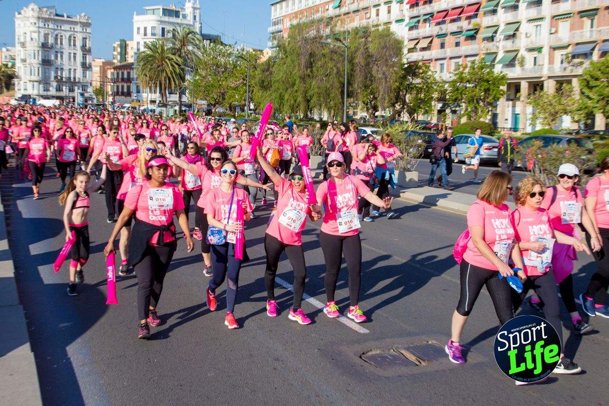 Las mejores fotos de ambiente durante la Carrera de la Mujer de Valencia