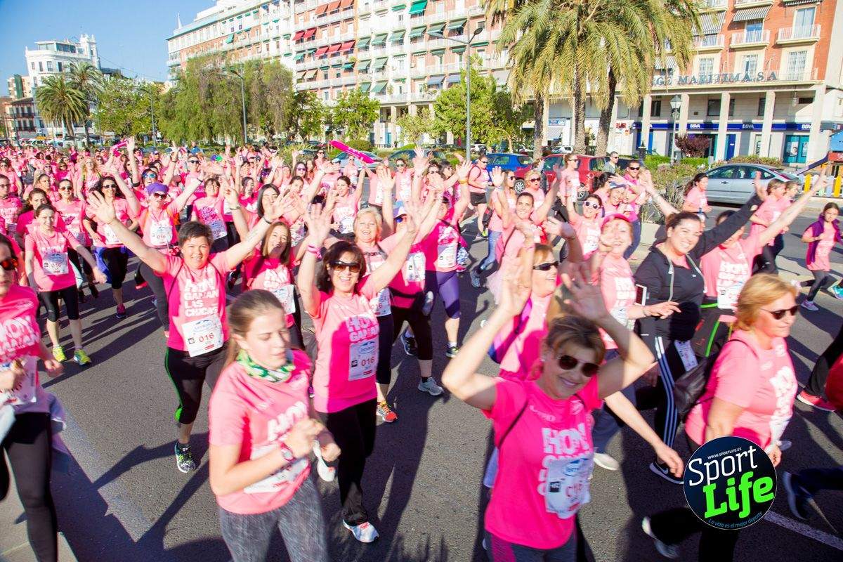 Las mejores fotos de ambiente durante la Carrera de la Mujer de Valencia