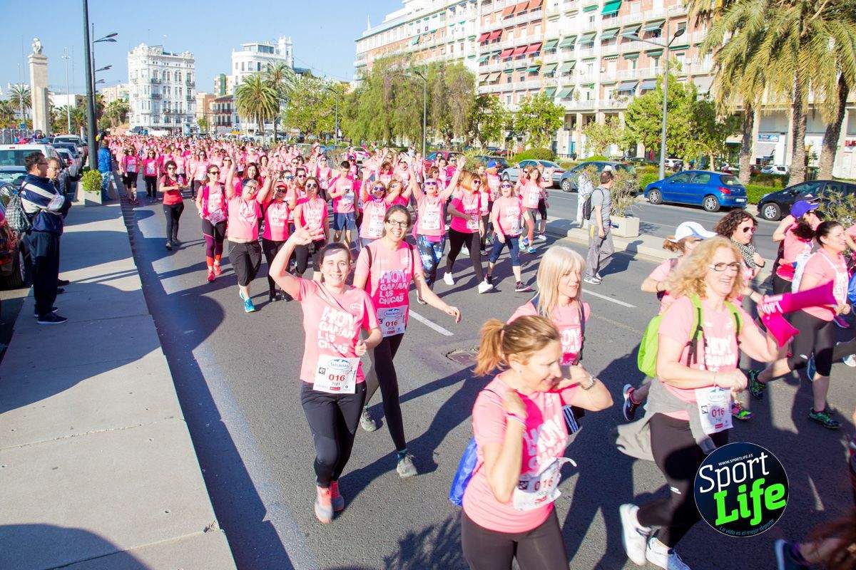 Las mejores fotos de ambiente durante la Carrera de la Mujer de Valencia